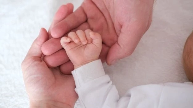 baby holds up their arms