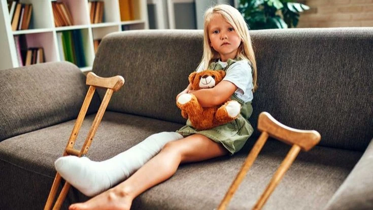 girl with fracture leg